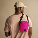 Bolso bandolera utilitario de color rosa intenso