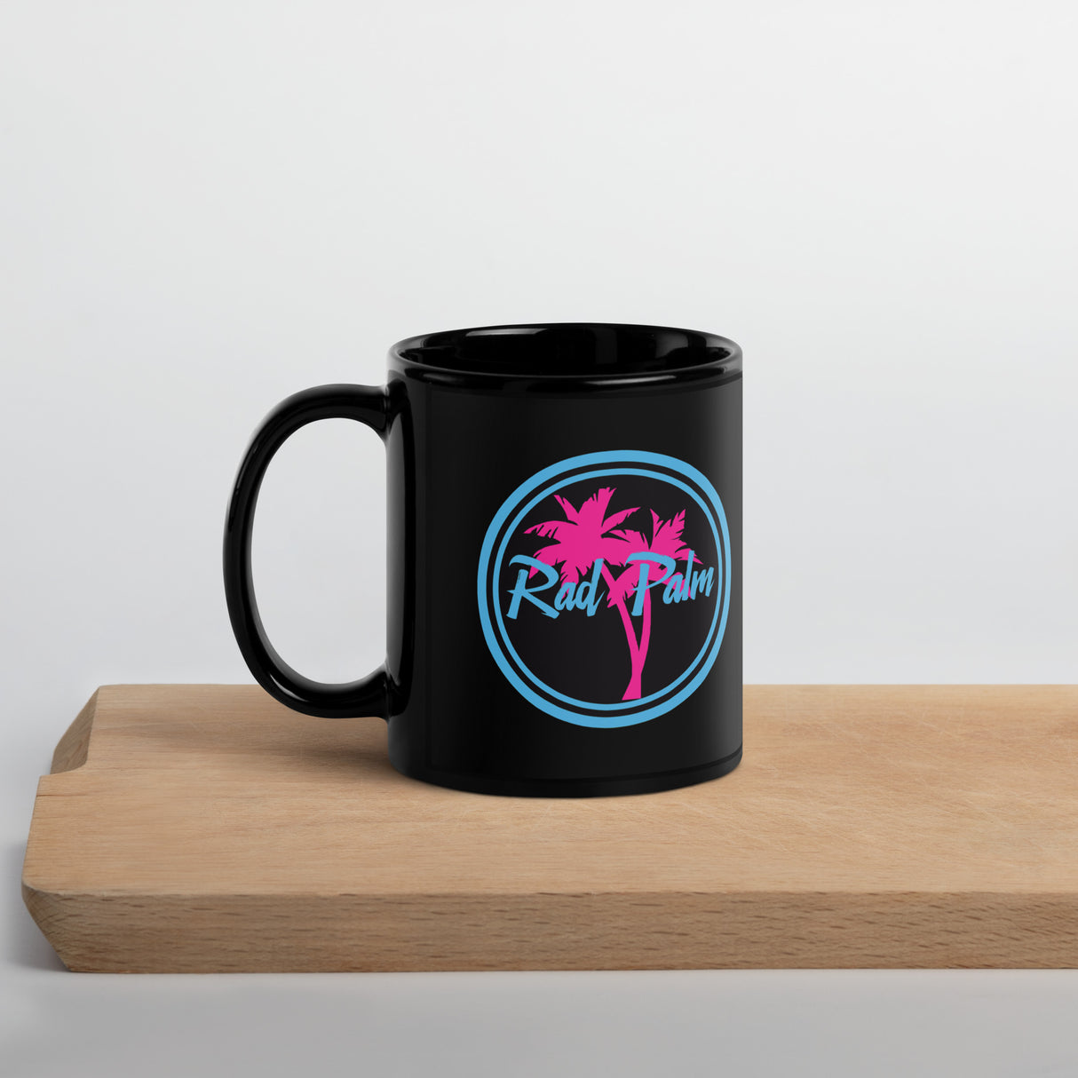 Taza negra brillante con el logotipo de Rad Palm