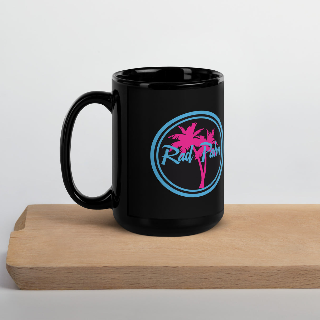 Taza negra brillante con el logotipo de Rad Palm