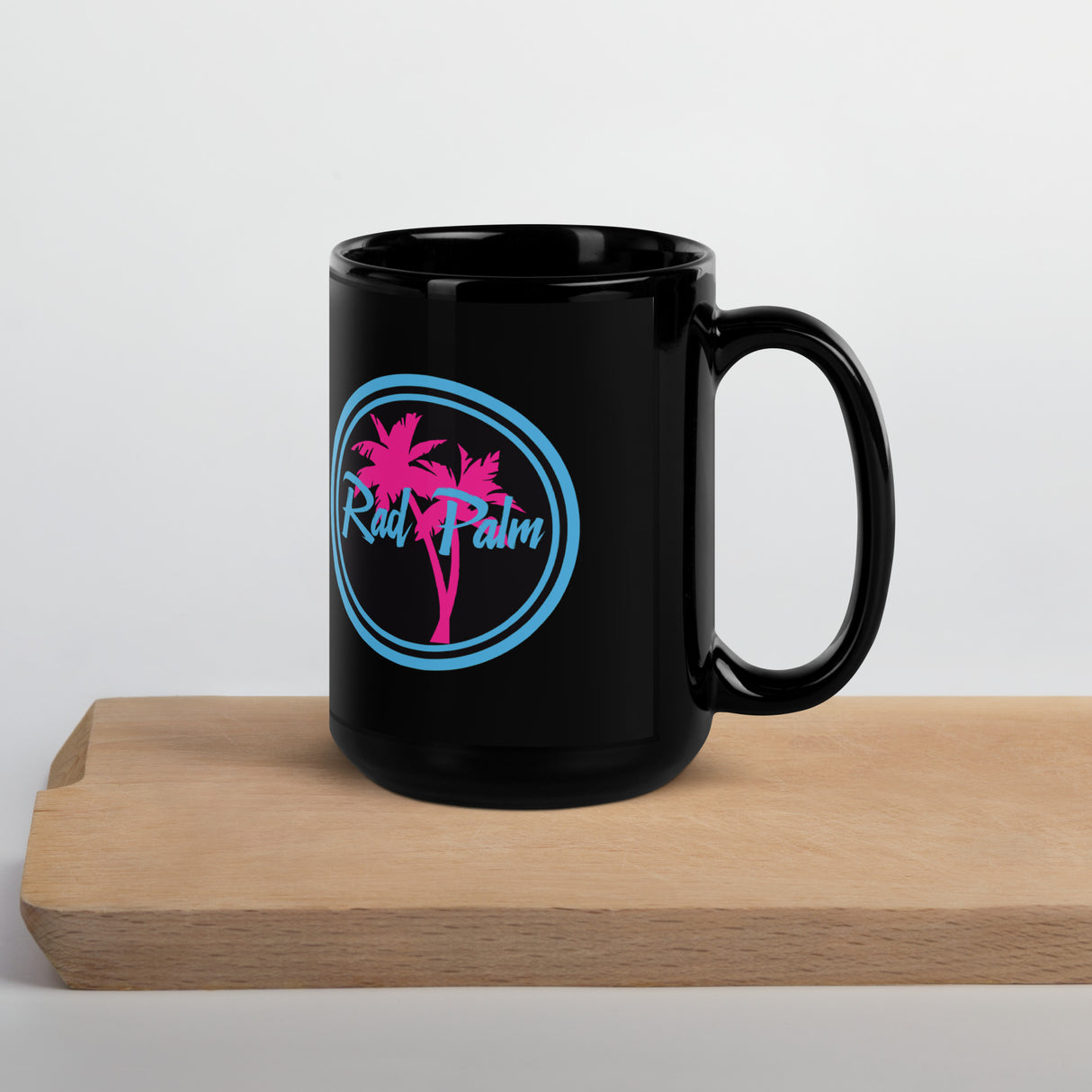 Taza negra brillante con el logotipo de Rad Palm