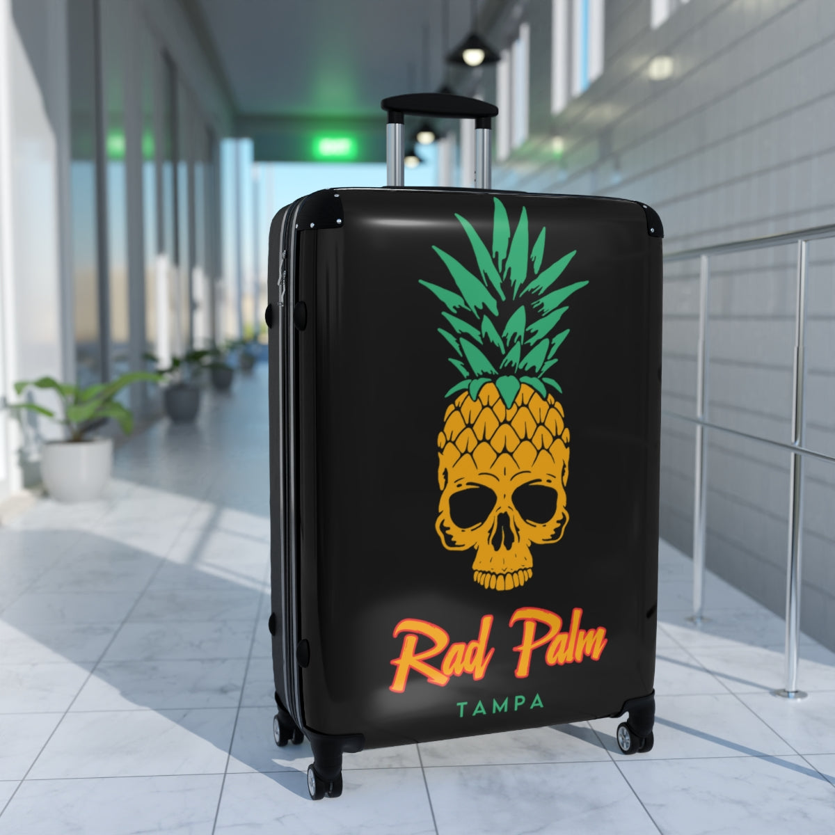 Bolsa de viaje con ruedas y diseño de calaveras de piña de Rad Palm 